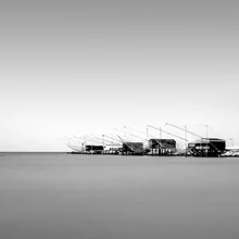 Fotokunst von Christian Janik: Fischerhütte am Meer in Chioggia, warme Farben und entspannte Stimmung