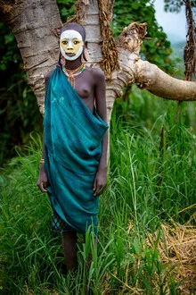 Portrait einer Frau in der Natur Äthiopiens, das traditionelle Leben der Suri zeigt.