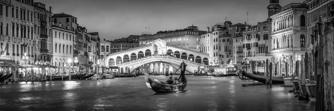 Panorama of the Rialto Bridge in the evening - Fineart photography by Jan Becke