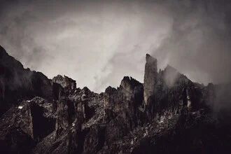 Moody Mountain Range: dichte Wolken über Berggipfeln in der Schweiz