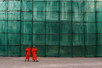 Fotokunst von Michael Wagener: Mönche in Phnom Penh, umgeben von grünem Umfeld.