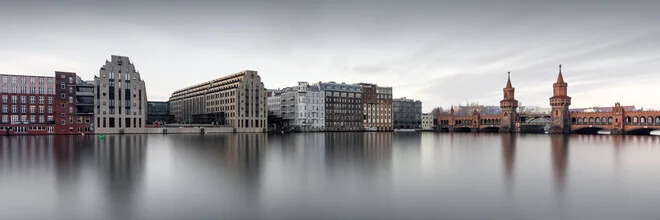 Fotokunst von Ronny Behnert: ruhige Spiegelung am Wasser des Osthafens in Berlin.