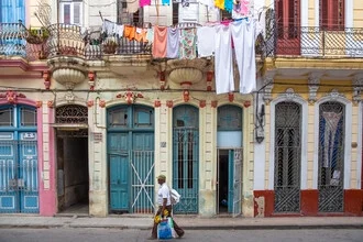 Wandbild von Miro May: Mann geht an bunten Türen in Havanna vorbei