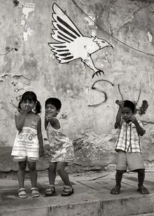 Fotografie von Silva Wischeropp: lachende Kindergruppe beim Spielen in Palermo, Sizilien.