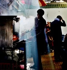 Fotokunst von Juan Urgelles: Köche am Markt beim Dampfgaren von Meeresfrüchten