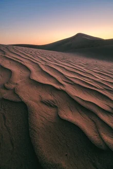 Fotokunst von Jean Claude Castor: sanfter Sonnenaufgang über den Wahiba Sands in Oman.