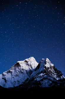Fotokunst von Michael Wagener: nächtliche Sicht auf den Himalaya mit Sternen und Schnee