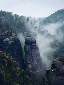 Photo by Lukas Gleich: fog over the rocks of Saxon Switzerland in autumn