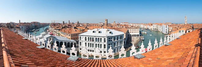 View over the rooftops of Venice, featuring canals and a summer atmosphere.
