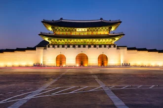 Main gate of the Gyeongbokgung Palace in Seoul - Fineart photography by Jan Becke