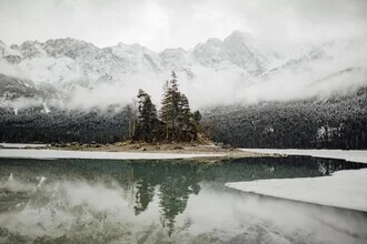 Fotokunst von Steffen Schulte-Lippern: idyllische Winterlandschaft am Eibsee
