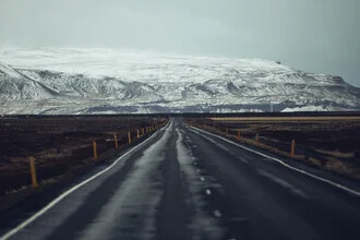 Fotokunst von Steffen Schulte-Lippern: ruhige Straßenlandschaft in Island