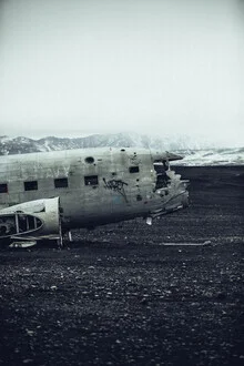 Fotokunst von Steffen Schulte-Lippern: Winterlandschaft mit Flugzeug