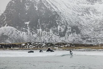 Fotokunst von Steffen Schulte-Lippern: Surfer auf den Wellen der Lofoten