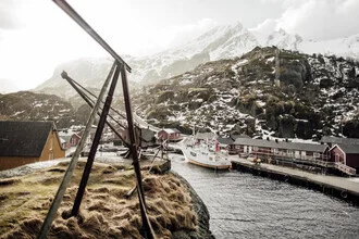 Fotokunst von Steffen Schulte-Lippern: ruhiger Hafen bei Sonnenaufgang in Norwegen