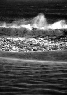 Schwarz-weiß Fotokunst: Wellen treffen auf die Wüste in Marokko.