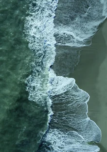 Fotokunst von Studio Na.hili: ruhige Wellen am Strand von Indonesien