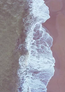 Gentle beach with waves and warm colors, captured by Studio Na.hili.