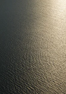 Fotokunst von Studio Na.hili: Goldener Sonnenuntergang über einer ruhigen Landschaft
