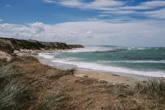 Photo art by Jessica Wiedemann: coastal landscape in New Zealand, gentle waves by the sea.