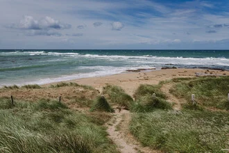 Photo art by Jessica Wiedemann: coastal landscape in New Zealand, gentle waves and picturesque clouds.