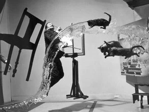 Fotokunst von Vintage Collection: Surrealistische Darstellung mit fliegenden Katzen und Wasser.