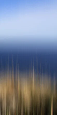 Photo art by Steffi Louis: blurred view of the Mediterranean and a clear sky
