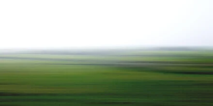 Fotokunst von Steffi Louis: sanfte grüne Landschaft mit verschwommenem Hintergrund