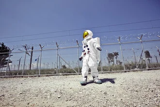 Protestonaut vor dem Grenzzaun in Idomeni, der Himmel ist klar und die Stimmung nachdenklich.