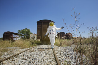 Sophia Hauk, Der Protestonaut balanciert auf einer stillgelegten Eisenbahnstrecke