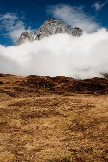 Fotokunst von Michael Wagener: Himalaya mit blauen Himmel und Wolken über den Bergen.
