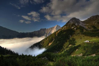 Fotokunst von Björn Groß: Steinernes Hüttl in den Alpen mit Bergkulisse.
