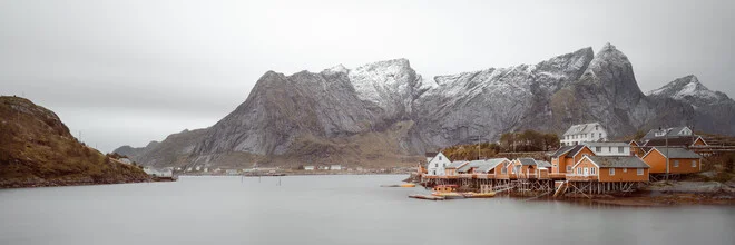 Fotokunst von Dennis Wehrmann: Panorama der Fischerhütten in Lofoten, Norwegen