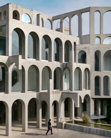 Roc Isern, Among the arches