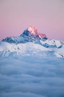 Fotokunst von Alexander Fuchs: sanftes Alpenglühen am Hochvogel in der Dämmerung.