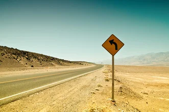 Left in the desert - fotokunst von Thomas Lhomme