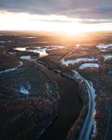 Sonnenuntergang über einem ruhigen Fluss in Schweden, sanfte Farben und friedliche Stimmung.