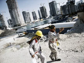 Wandbild von Florian Büttner: Bauarbeiten in Dubai mit Hochhäusern und Sand.