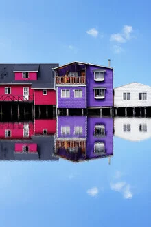 Stilt-Häuser am See: ruhige Szene mit sanften Farben und minimalistischer Komposition
