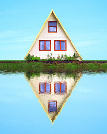 Pascal Krumm, House and their reflection in the water at the edge of a lake