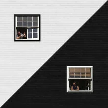 Schwarz-Weiß-Fotokunst: Ansicht eines Gebäudes mit symmetrischen Fenstern und Schatten.