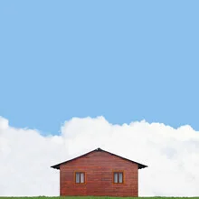 Fotokunst von Pascal Krumm: minimalistisches Haus unter blauem Himmel mit Wolken
