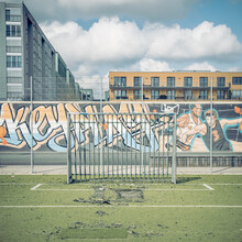 Franz Sussbauer, KUNSTRASEN, FANGZAUN, GRAFFITI (Deutschland, Europa)