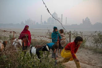 Fotokunst von Miro May: ruhige Szenerie des Taj Mahal in Indien