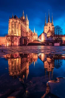 Fotokunst von Martin Wasilewski: Erfurt spiegelt sich im Abendlicht.