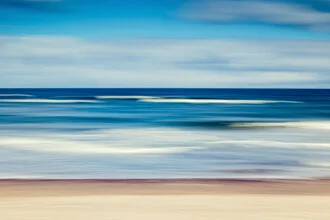 Fotokunst von Holger Nimtz: ruhige Küstenlandschaft mit sanften Wellen