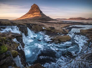Panoramabild des Kirkjufell Wasserfalls in Island bei winterlicher Stimmung