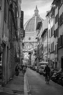 Street scene in Florence with bustling streets and charming architecture.