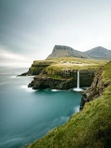 Fotokunst von Franz Sussbauer: ruhige Aufnahme des Wasserfalls in den Färöer Inseln