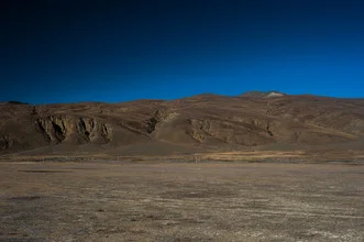 Hochebene von Tibet: sanfte Hügel unter einem klaren blauen Himmel